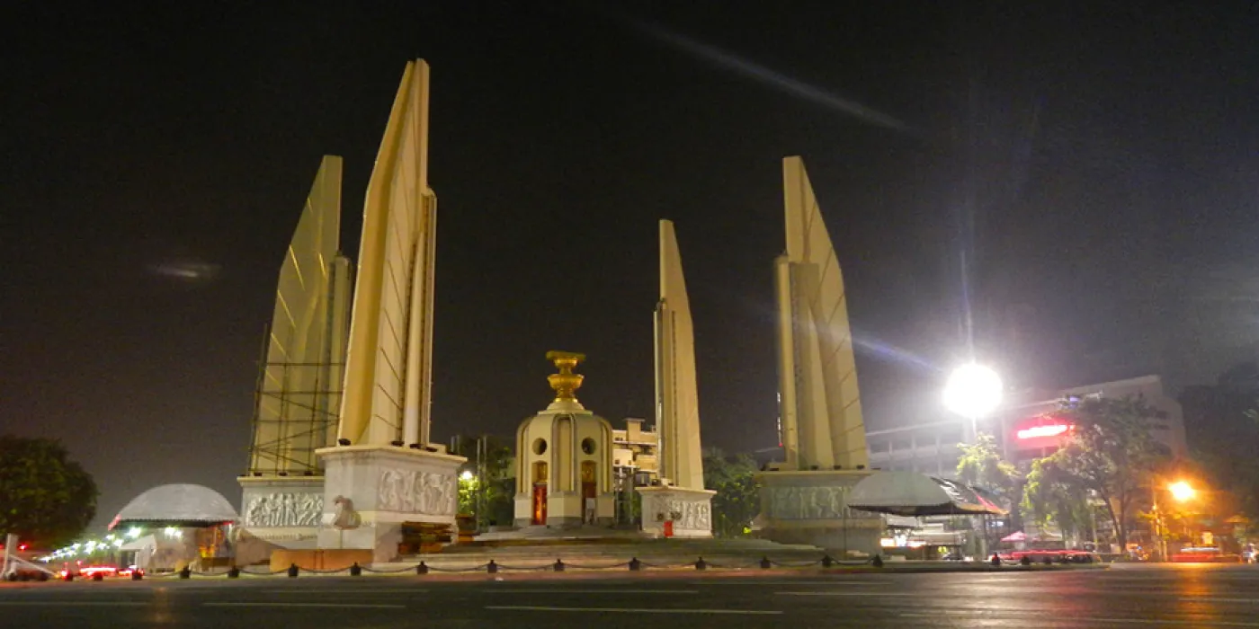 "Democracy Monument-อนุสาวรีย์ประชาธิปไตย" by E.C.L. is licensed under CC BY-NC-SA 2.0