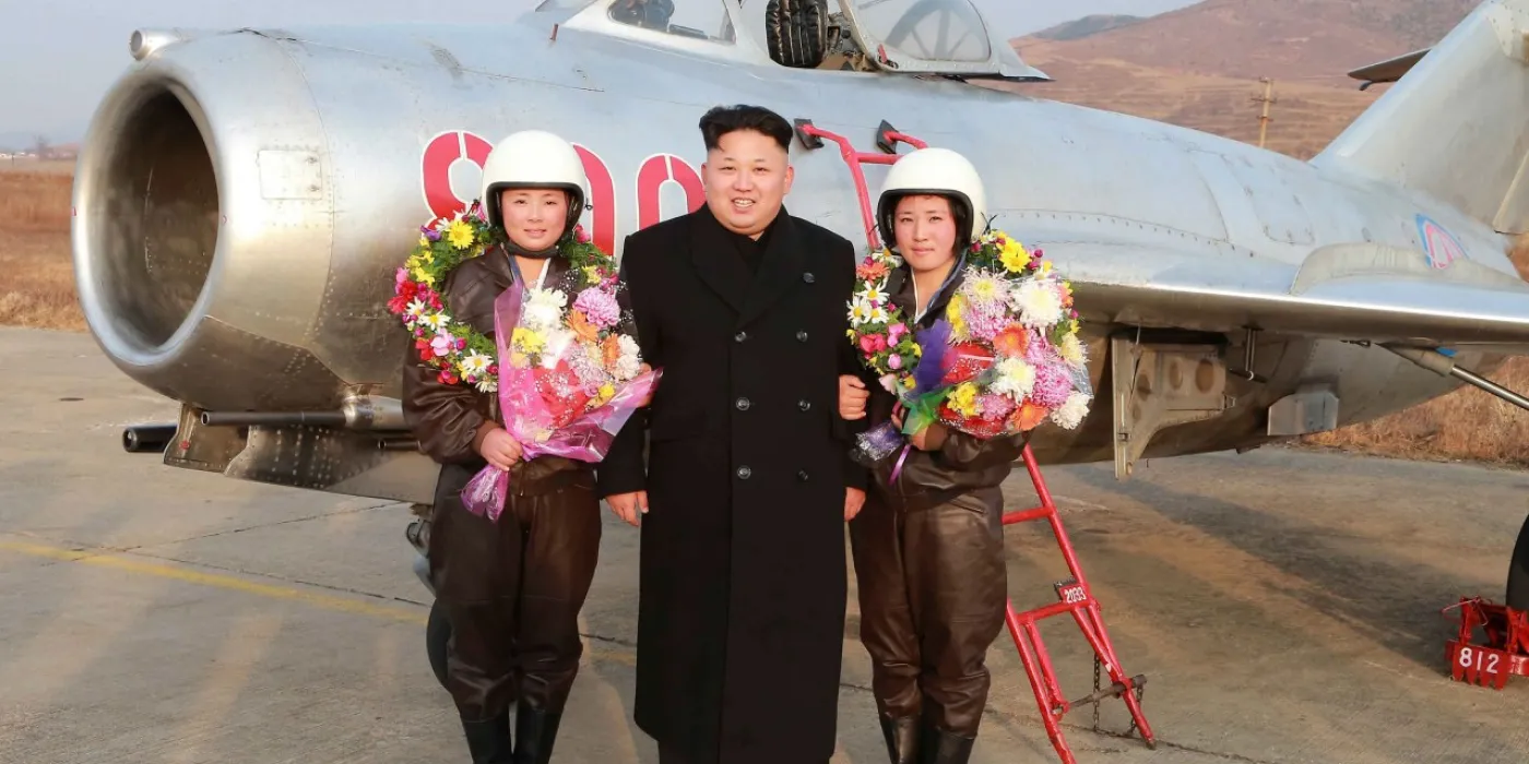 คิมจองอึนถ่ายภาพกับนักบินหญิงของกองทัพเกาหลีเหนือเมื่อปี 2558