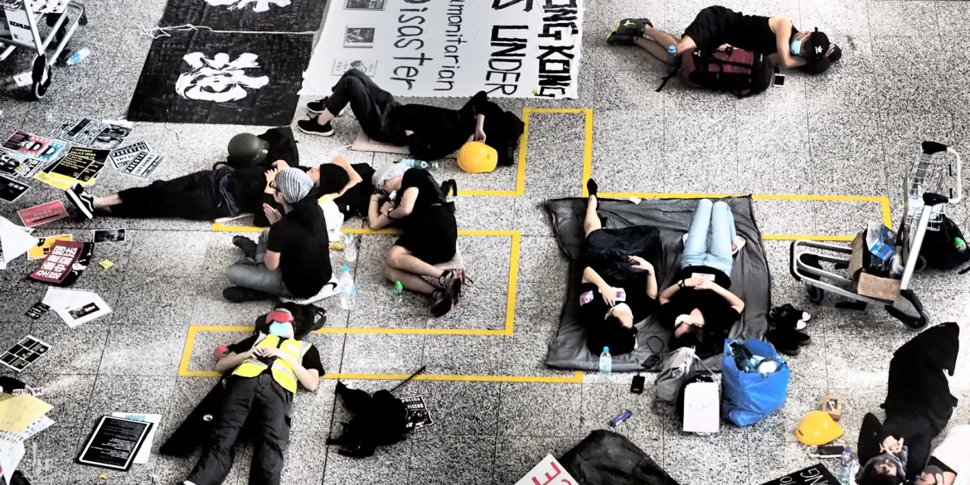 ภาพ: "Hong Kong protesters sleeping at the airport" by badjonni is licensed under CC BY-NC-SA 2.0