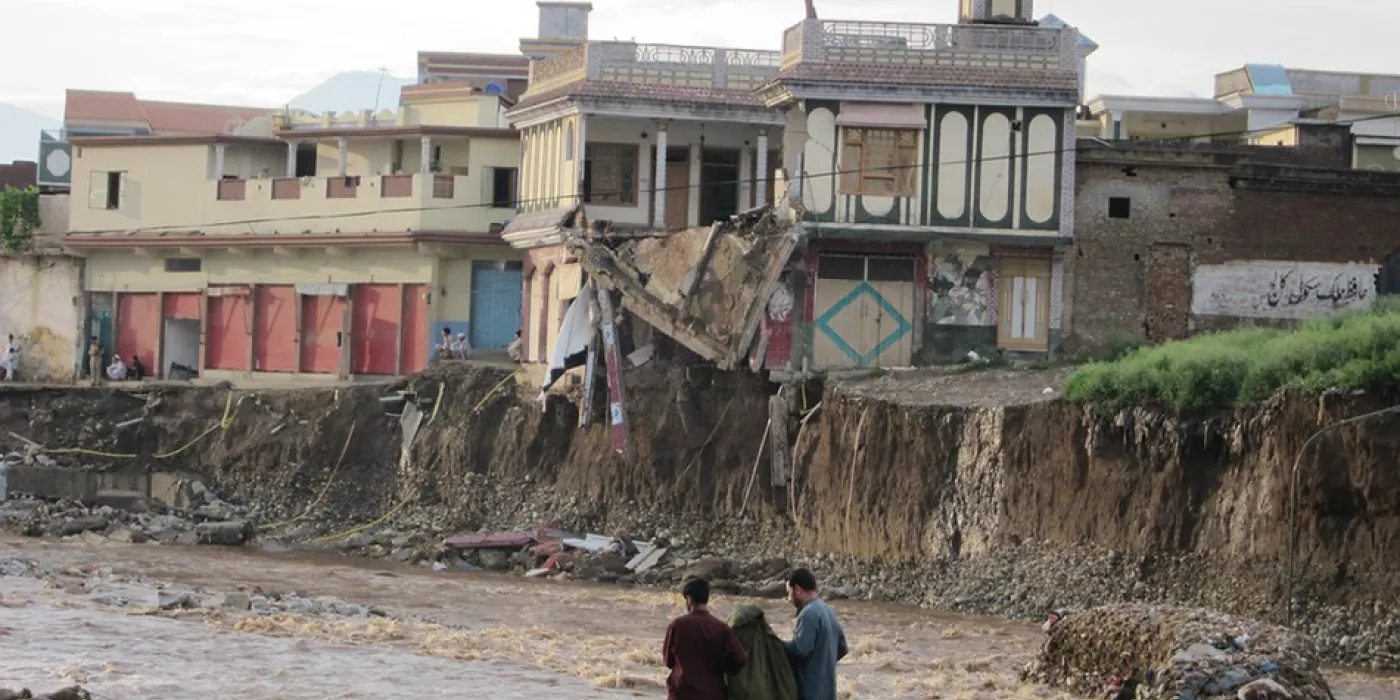 "Pakistan floods: thousands of houses destroyed, roads are submerged" by Oxfam International is licensed under CC BY-NC-ND 2.0.